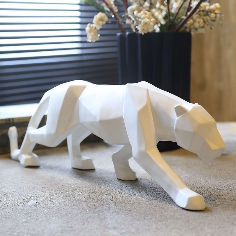 Geometrische Panther-Skulptur